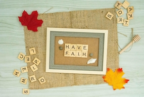 手工字母积木木制相框图片